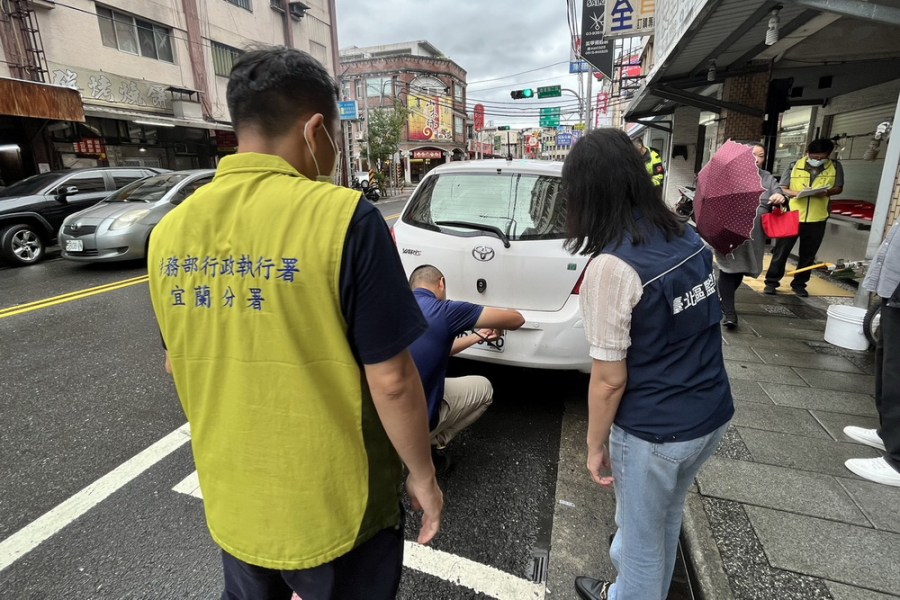 不驗車不繳罰鍰車牌註銷趴趴走 宜蘭分署結合監、警追車查封拖吊 240 不驗車不繳罰鍰車牌註銷趴趴走 宜蘭分署結合監、警追車查封拖吊 239