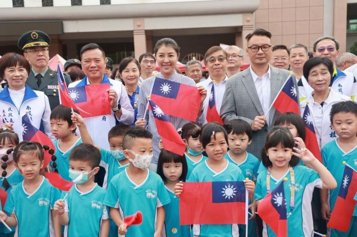 南投縣國慶升旗典禮 民眾高喊中華民國生日快樂
