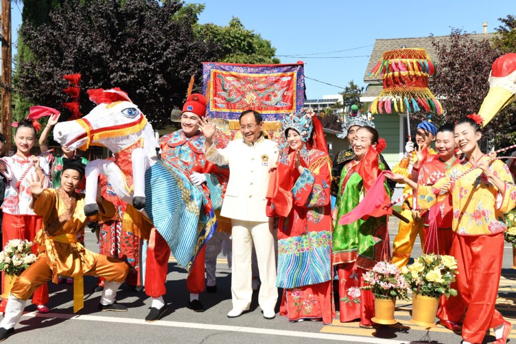 ▲太極陣中歡樂逗趣的客家布馬陣,廣受現場民眾喜愛。(記者李欣翻攝)