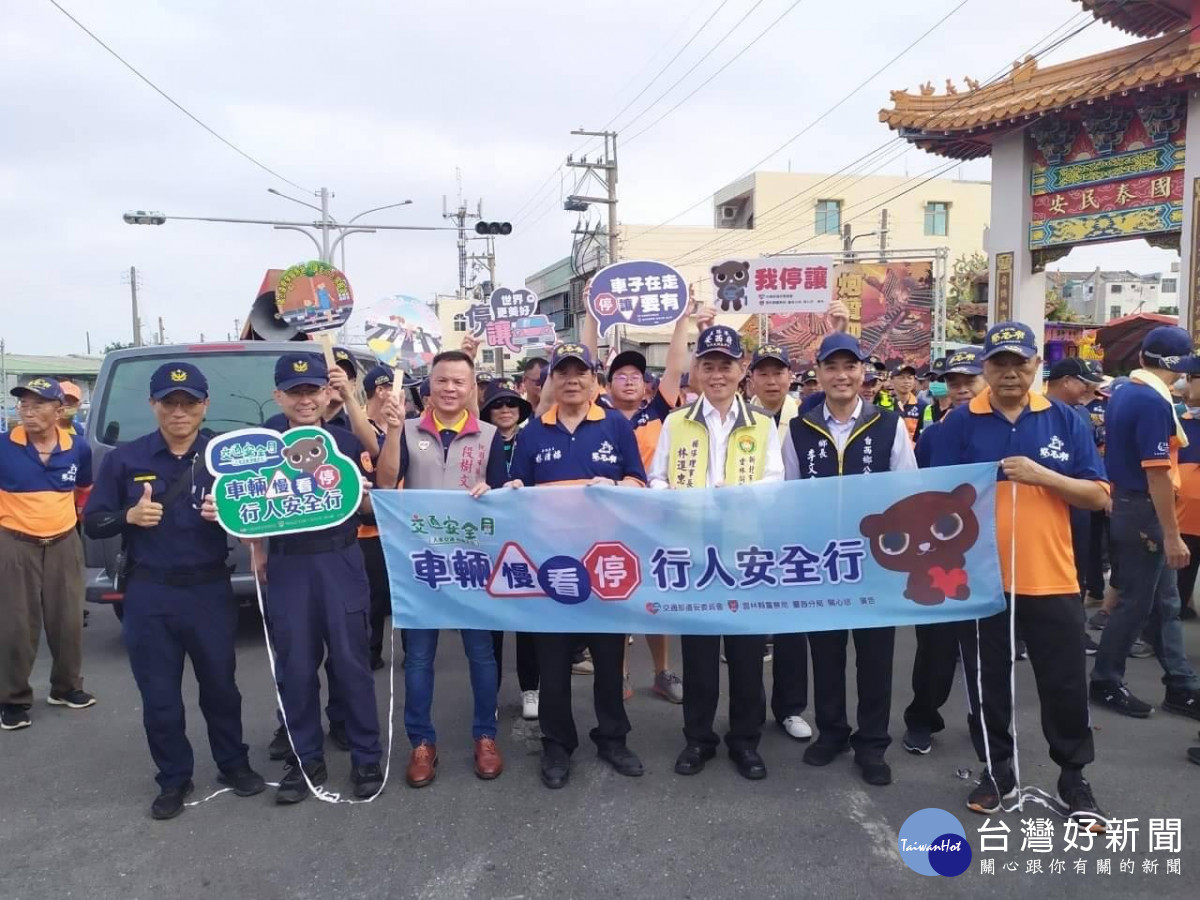 臺西警分局在白沙屯媽祖巡安贊境途中，實施識詐及交安等宣導／陳致愷翻攝
