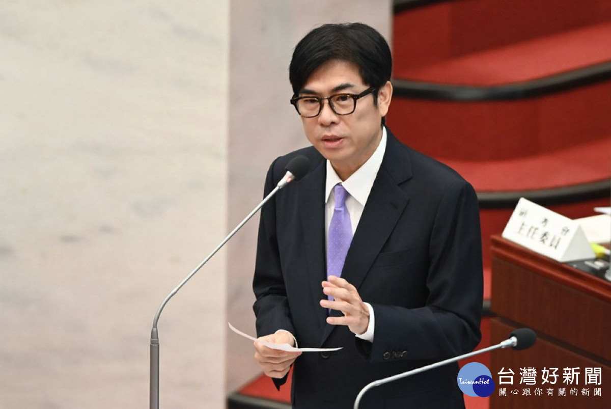 ▲陳其邁表示，原先規劃輕軌大順路段通車後4處路口可左轉，最近2個月經檢討評估已增加至10處路口。