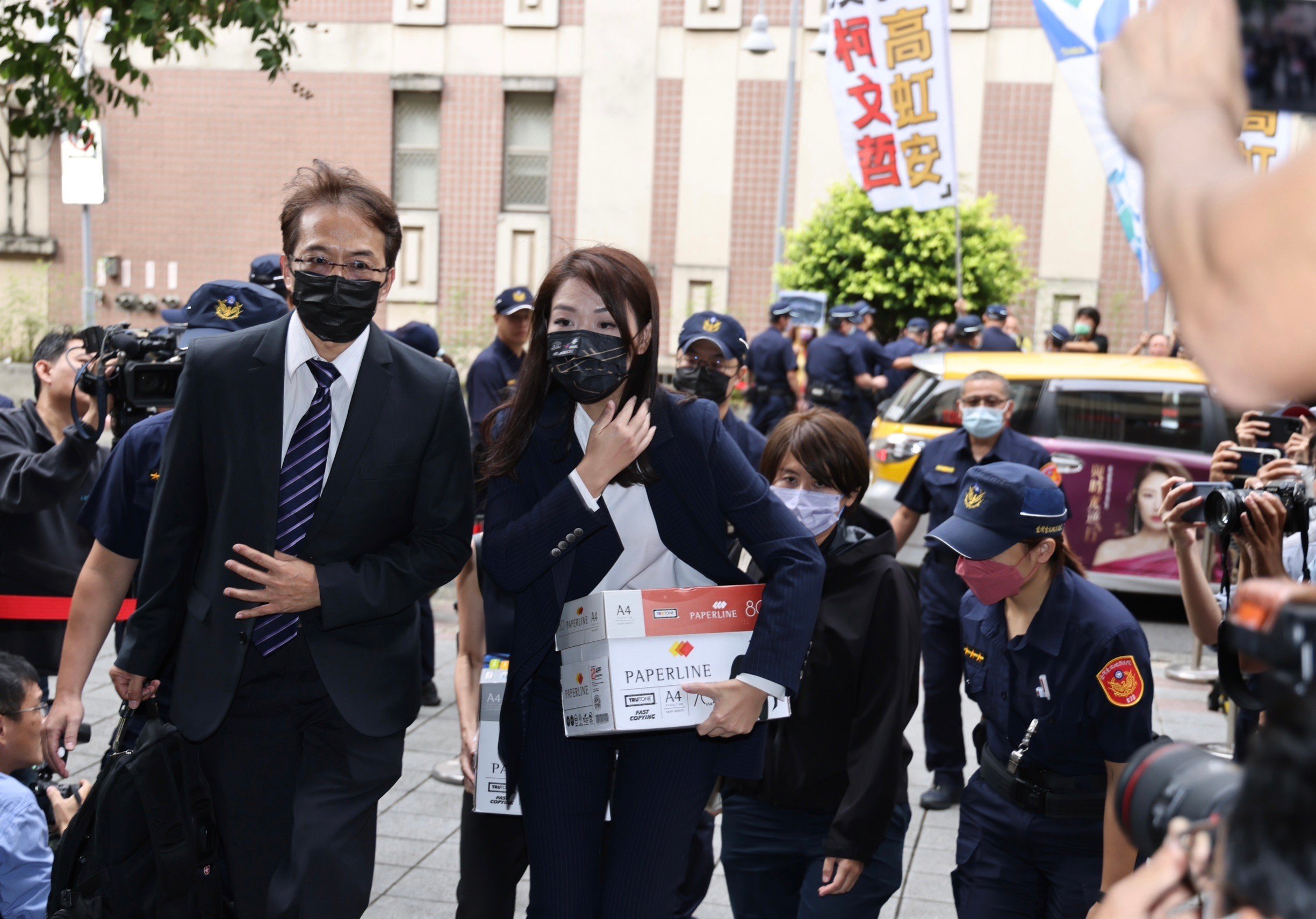 高虹安在律師陪同下進入法庭,自己抱著一大紙箱。林啟弘攝