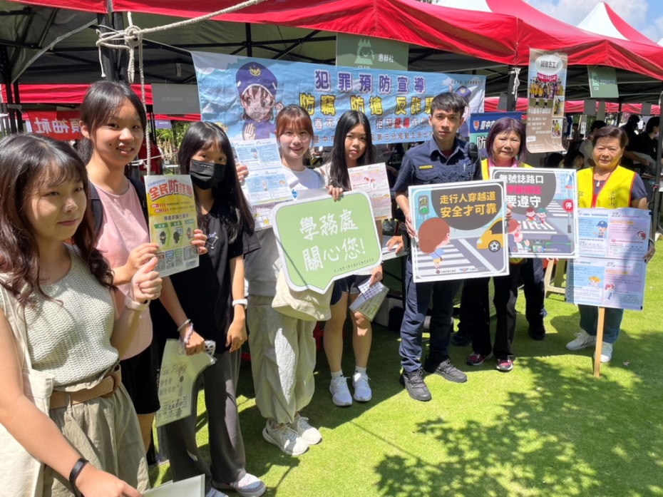 ▲圖說:中警三分局於中山醫學大學社團博覽會設攤宣導犯罪預防、交通及婦幼安全 (圖/台中市政府提供)
