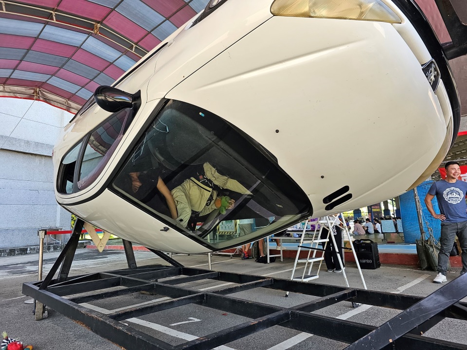 ▲圖說:同學們於活動現場體驗「真五感翻轉體驗車」天旋地轉的翻車經歷 (圖/台中市政府提供)
