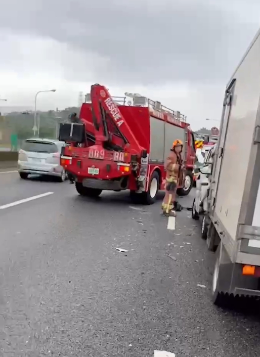 (國道車禍片)國道3連環車禍 5車相撞6人受傷! 70 | 社會 社會 記者爆料網