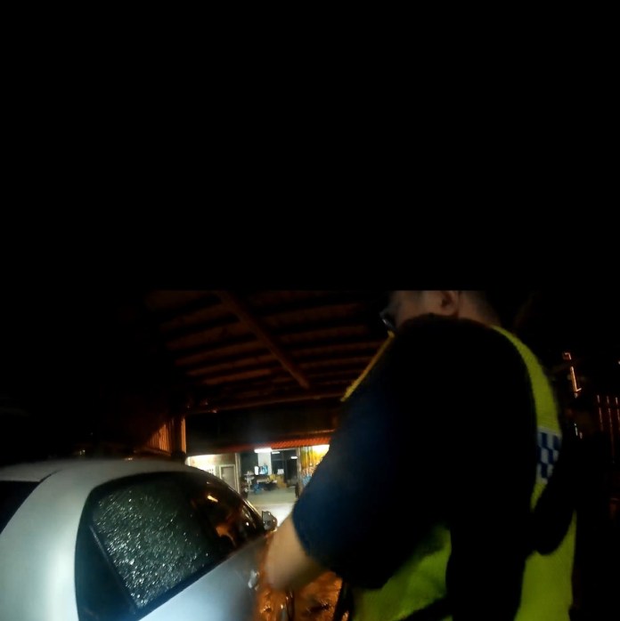 1歲童反鎖車內 警破窗救出 67 1歲男童。民眾提供 | 社會 社會 記者爆料網