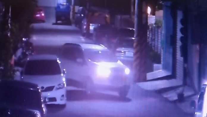 (亂放鞭炮片)與人結怨深夜民宅外放鞭炮 警依社維法究辦 72 11點多於鳳山區街道燃放水鴛鴦,丟向路邊隨即駕車離去。民眾提供 | 社會 社會 記者爆料網