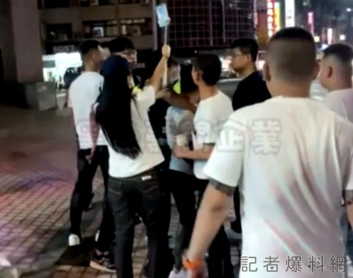 債務糾紛鬧上警局! 高雄鼎金派出所遭討債親友團"舉牌包圍"抗議 72 債務糾紛,派出所,包圍,舉牌抗議