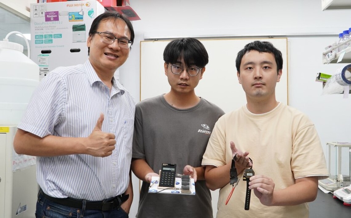 臺科大團隊研發超高速微透鏡陣列製造、吸濕產電電池 獲國科會未來科技獎