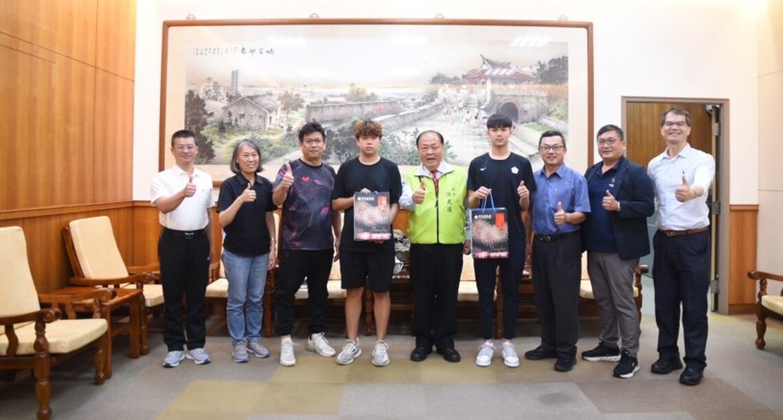 陳光復接見桌球少年國手洪敬愷，肯定表現亮眼 