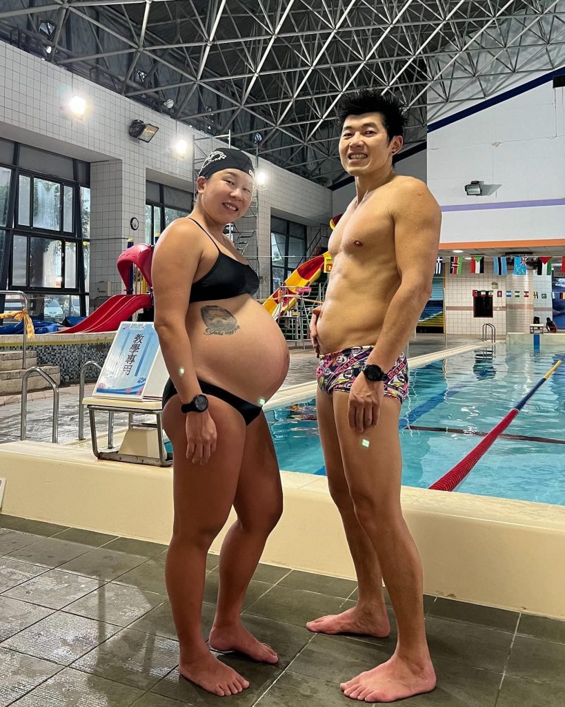 為了能讓自己在生產後快速回到賽場,張嘉家在懷孕期間仍保持規律訓練,只要方法得宜,都可以持續進行運動。例如游泳、重訓就是她在懷孕期間最常做的運動。嘉家提醒,不是每位孕婦都適合這樣持續運動,需要經過醫生專業評估和教練指導喔。圖片來源:張嘉家