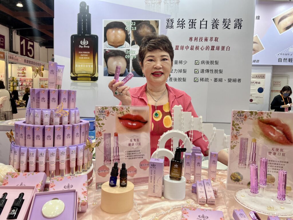 詩丹麗董事長林淑玲為健康口紅做品質把關