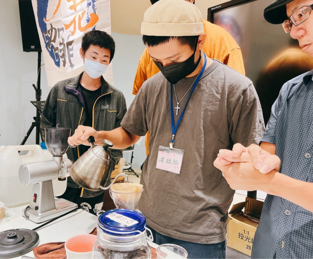 「Yes, I can. 青年就業培力計畫」，連結社區與教會，以專業技能和實際的職場體驗，免費學習手沖咖啡。（芥菜種會提供）