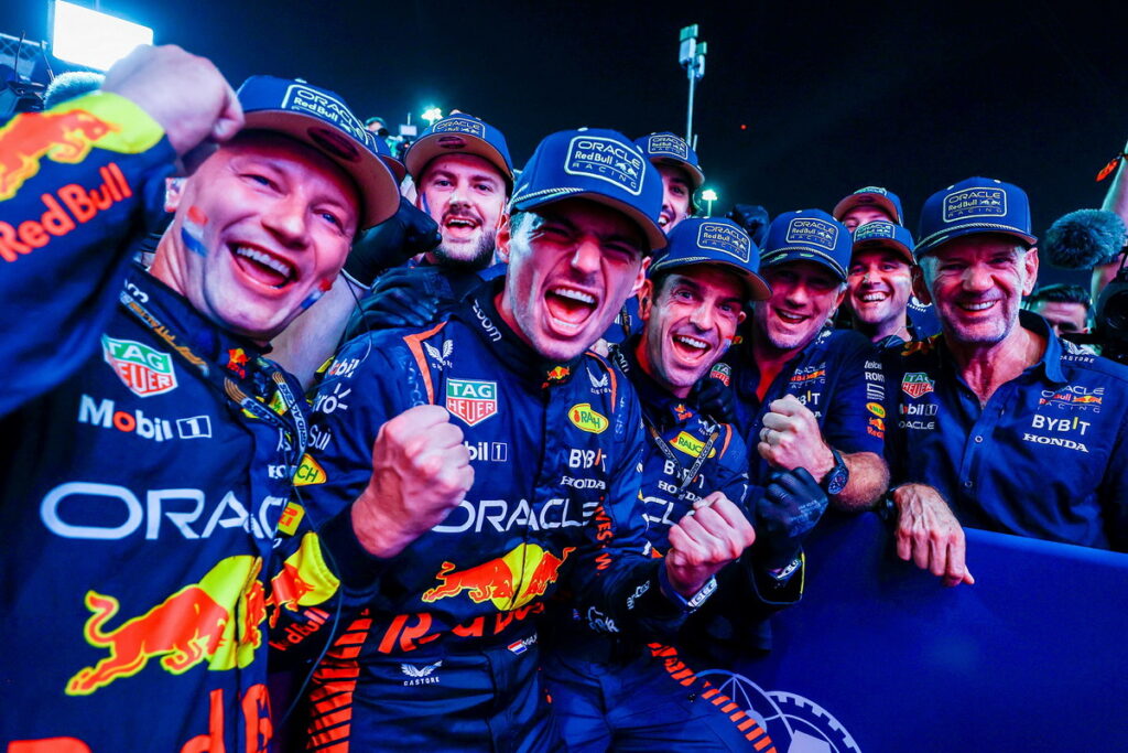 _2023年F1卡達站衝刺賽,Red Bull車隊慶祝荷蘭籍車手Max Verstappen 三度蟬聯世界冠軍佳績(Red Bull提供)
