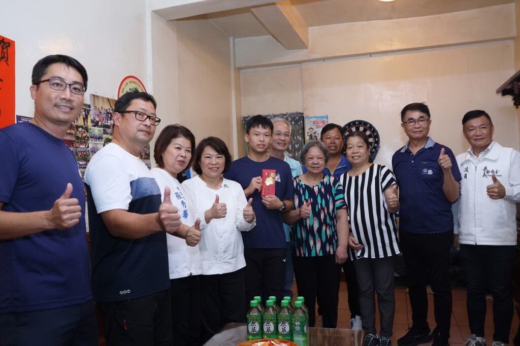 黃敏惠市長與第19屆亞洲運動會勇奪滑輪溜冰金牌選手王宥鈞大合照