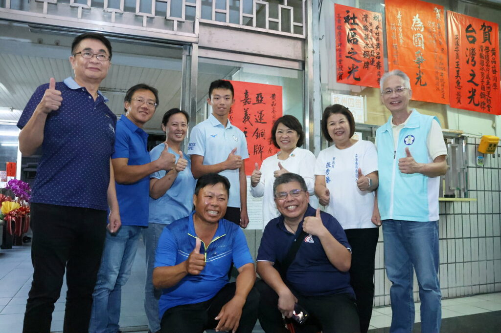 黃敏惠市長與第19屆亞洲運動會勇奪滑輪溜冰銅牌選手黃品睿大合照