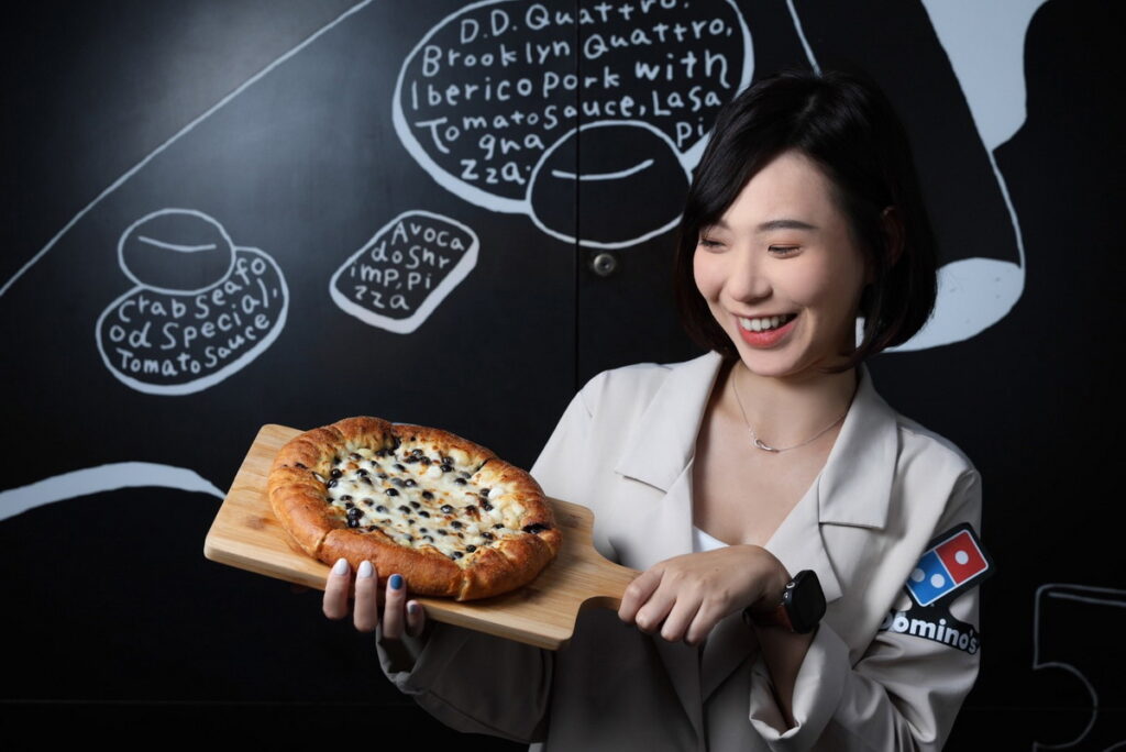 達美樂香濃巧克力滋心珍珠披薩,即日起至10月22日全台達美樂門市外帶限時嚐鮮價只要199元