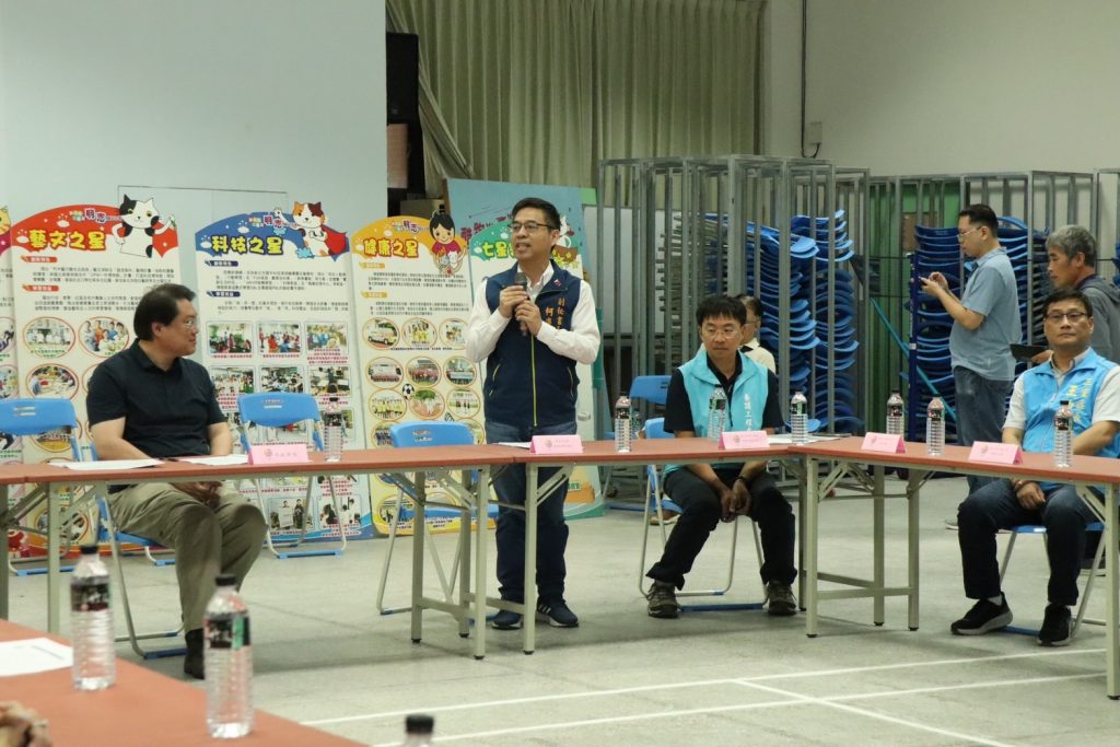 內政部長林右昌今日率員視察甫完成發包的三重區修德國小、明志國中周邊人行道改善工程,並由新北市副秘書長柯慶忠代表市府接待。(圖/新北市政府提供)