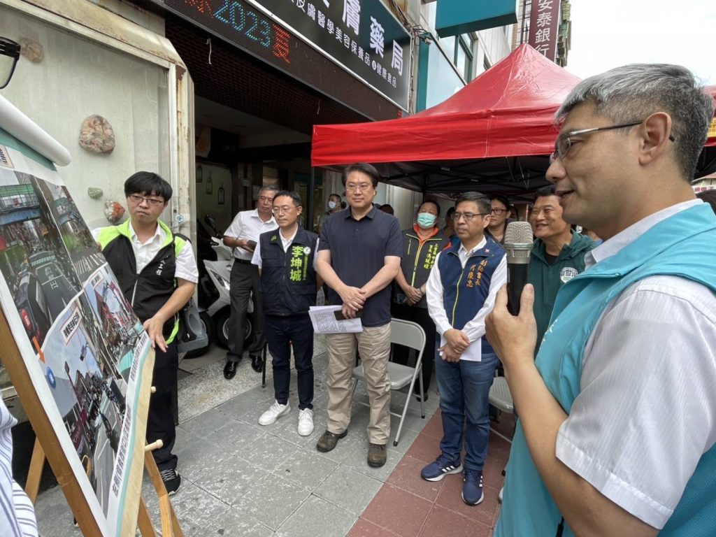內政部長林右昌今日視察已完工的三重區正義北路人行道改善工程,並由養工處長簡必琦簡報工程改善成果。(圖/新北市政府提供)