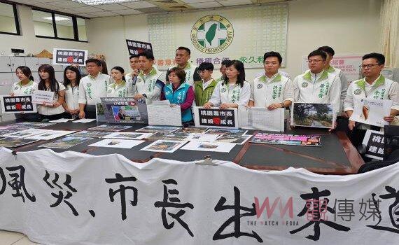 張善政桃議會施政報告 民進黨團拉白布條嗆「喝酒罔顧風災」