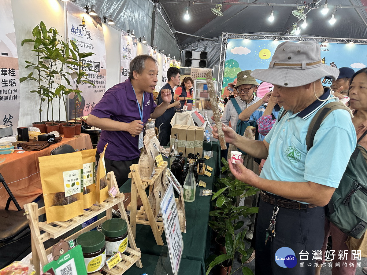 青農希望未來能在地生產優質產品不必賴進口。( 記者扶小萍攝)