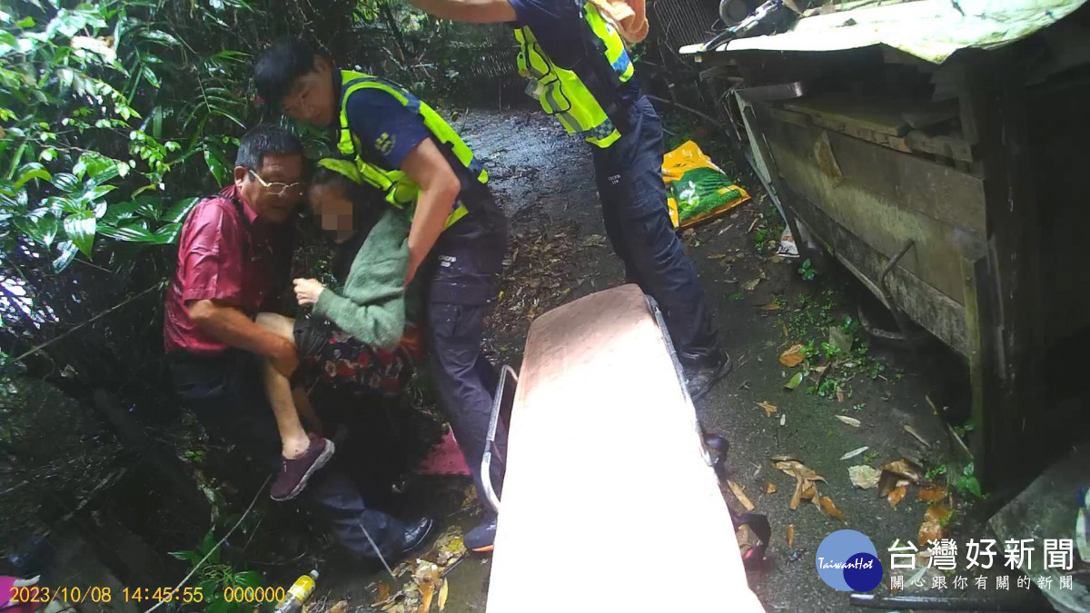 嘉義縣68歲獨居婦人在雨中滑倒呼救，警消獲報趕赴現場送醫救治／警方提供