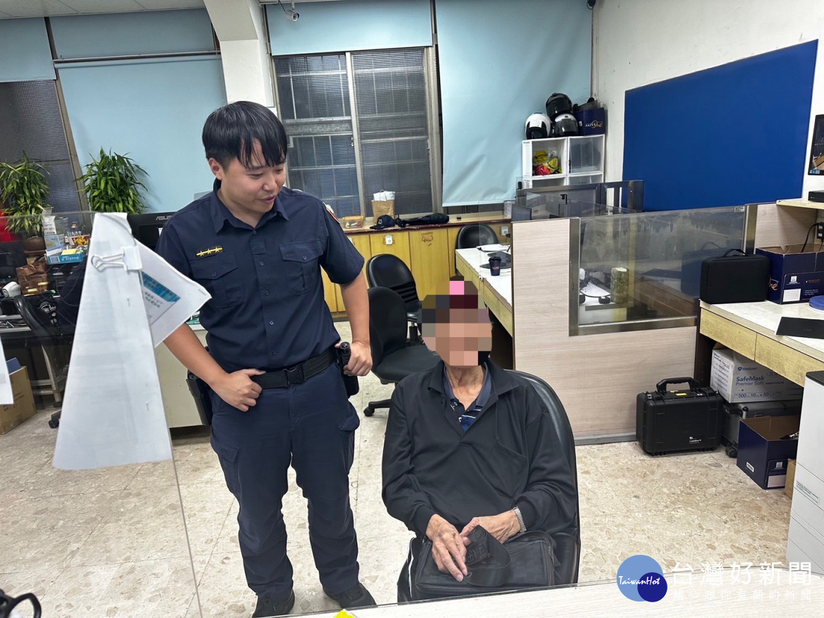 老翁在路上迷了路，所幸在熱心民眾及員警的幫助下，順利找到家人將他帶回。
