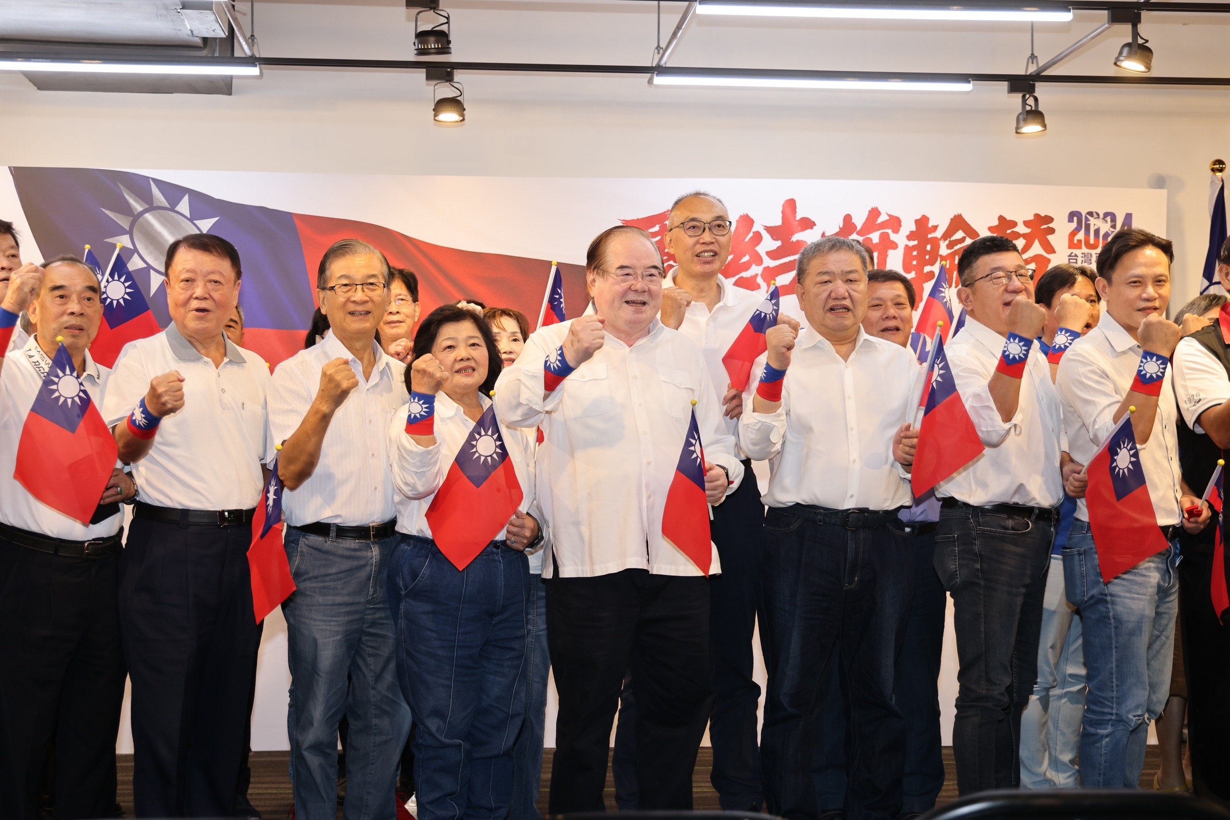 侯友宜競總總幹事李乾隆（中）率領新北市29區代表召開團結拚輪替記者會。林啟弘攝