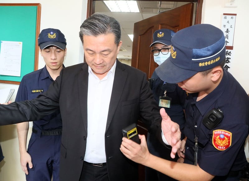 外交及國防委員會通過機密會議間禁用相關電子設備及抄錄外,所有人員須接受駐警電子探測設備檢查,並簽保密合約。中央社