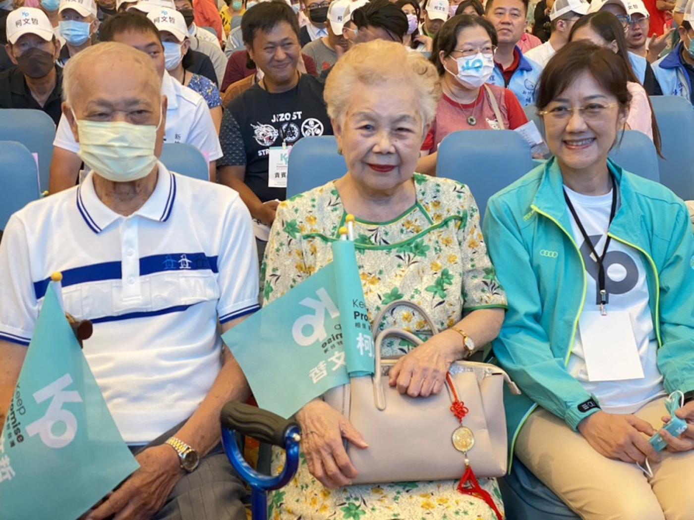 柯美蘭(右)12日宣布以無黨籍身分參選新竹市立委。圖為上個月2日她與父親柯承發、母親何瑞英出席與新竹選哲之友會成立大會/中央社