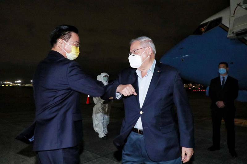 外交部長吳釗燮對華府智庫「全球台灣研究中心」演說坦言,戰爭並非迫在眉睫。照片為吳釗燮於2022年4月,歡迎美國聯邦參議員葛瑞姆率領國會聯邦參眾議員訪問團抵台的合影。圖/引自外交部官網