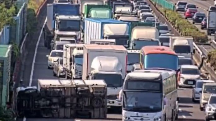 (國道貨車翻覆片)國道1事故! 小貨車翻覆內線車道車流回堵5公里 77 1北上202K路段小貨車翻覆,造成該路段大塞車。民眾提供 | 社會 社會 記者爆料網
