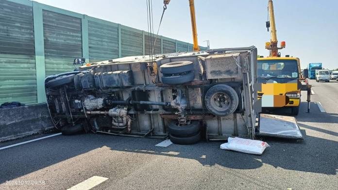 (國道貨車翻覆片)國道1事故! 小貨車翻覆內線車道車流回堵5公里 75 | 社會 社會 記者爆料網