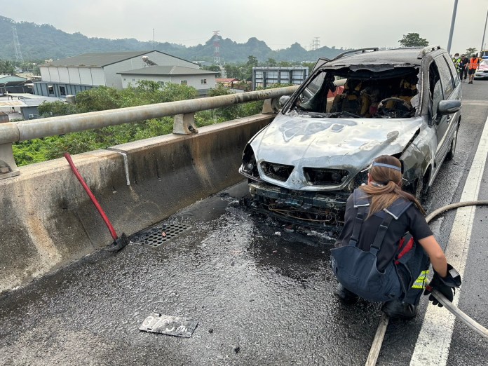 國道10號火燒車!自小客車行車途中突起火 駕駛緊急逃生 69 10號上突起火的自小客車。民眾提供 | 社會 社會 記者爆料網
