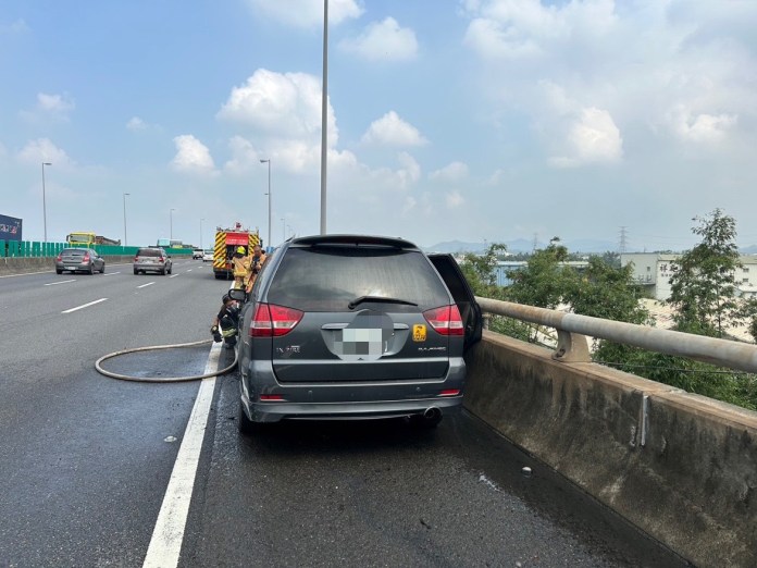 國道10號火燒車!自小客車行車途中突起火 駕駛緊急逃生 68 | 社會 社會 記者爆料網