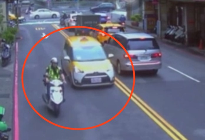 汐止孕婦破水陷車陣 勇警鳴笛開道助順產 72 211 5 | 社會 社會 記者爆料網