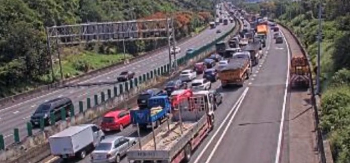 (國道連環車禍片)國道1號湖口路段6車相撞 車流回堵5公里 72 1湖口路段連環車禍造成車流嚴重回堵。民眾提供 | 社會 社會 記者爆料網