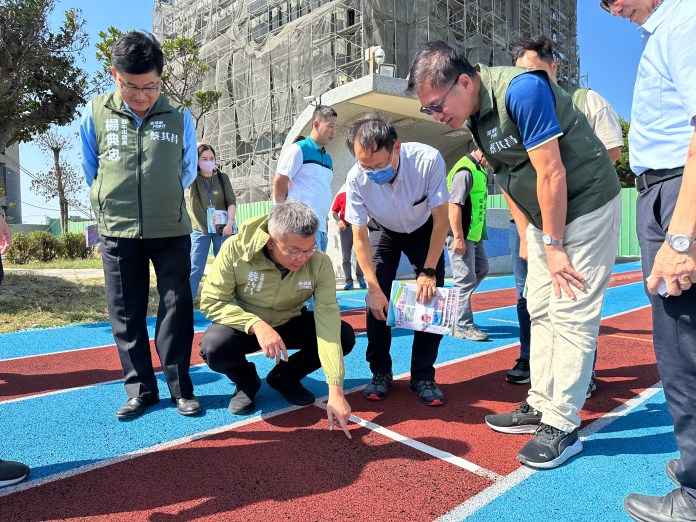 翻新梧南國小運動操場及球場設施 蔡其昌爭取800萬經費改善 57 S 71164001 | 政治 政治 記者爆料網