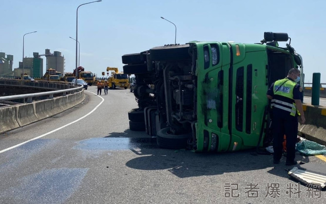 風太大出事了!台61龍井路段貨櫃車翻覆事故 過彎遇強風翻車 70 台61,貨櫃車,翻車,強風