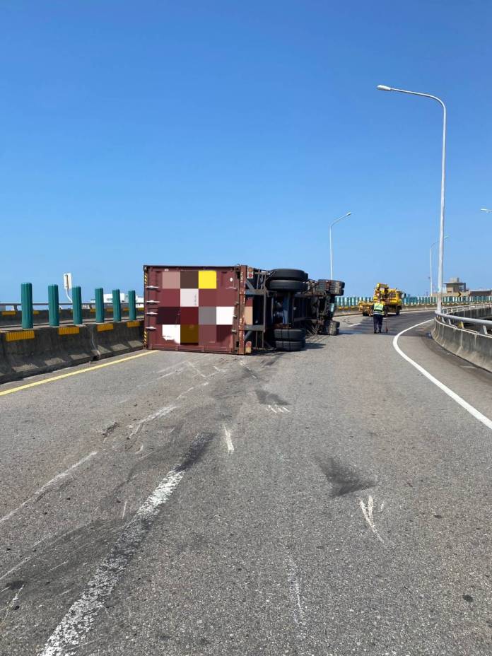 風太大出事了!台61龍井路段貨櫃車翻覆事故 過彎遇強風翻車 68 777918 0 | 社會 社會 記者爆料網