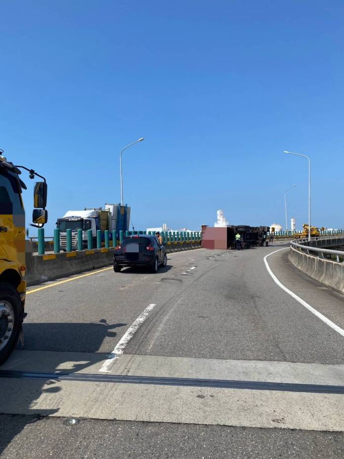 風太大出事了!台61龍井路段貨櫃車翻覆事故 過彎遇強風翻車 69 台61,貨櫃車,翻車,強風