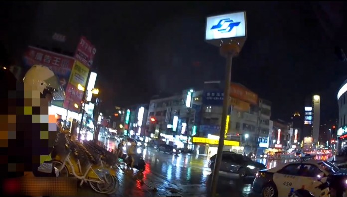 逃逸移工失聯14年耐不住寂寞 蘆洲訪友捷運站躲雨意外遭逮 69 412 2 | 社會 社會 記者爆料網