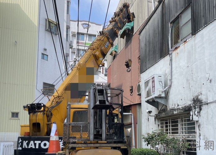 更新事發畫面/台南工程車窄巷吊掛鋼板誤觸高壓電纜線 30歲工人觸電當場死亡 73 工程車,鋼板,觸電,台南