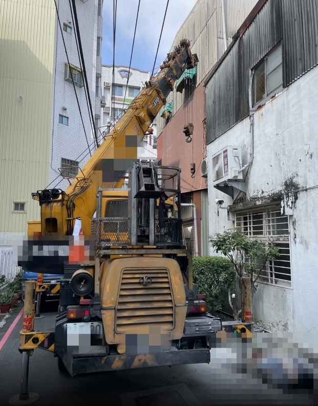 更新事發畫面/台南工程車窄巷吊掛鋼板誤觸高壓電纜線 30歲工人觸電當場死亡 71 工程車,鋼板,觸電,台南