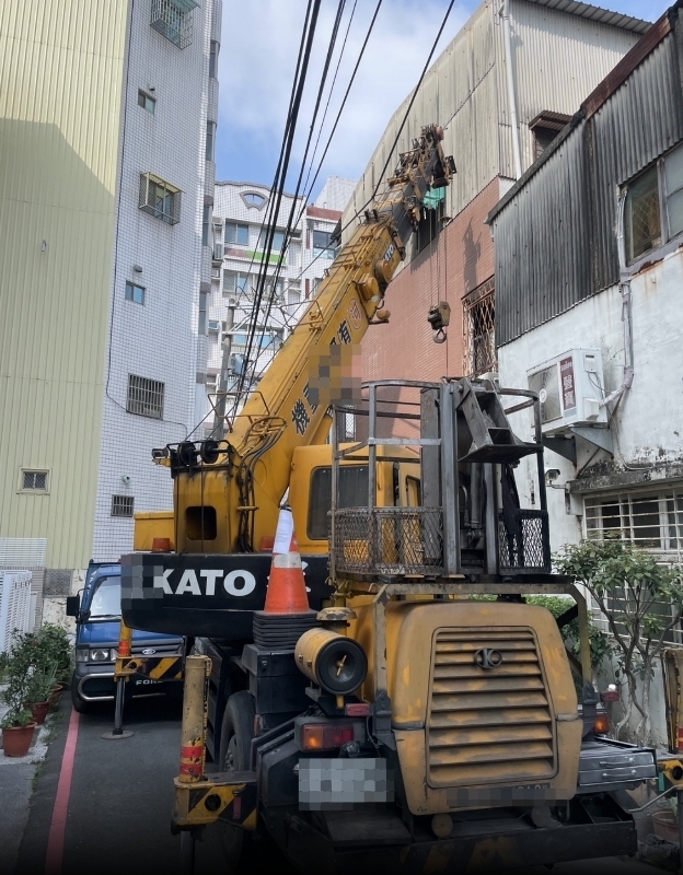 更新事發畫面/台南工程車窄巷吊掛鋼板誤觸高壓電纜線 30歲工人觸電當場死亡 72 1697097052731 1 | 社會 社會 記者爆料網