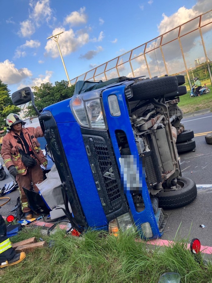 快訊/新莊環漢路連環車禍! "貨車.轎車.機車撞成一團"3傷1命危 69 S 27934796 | 社會 社會 記者爆料網