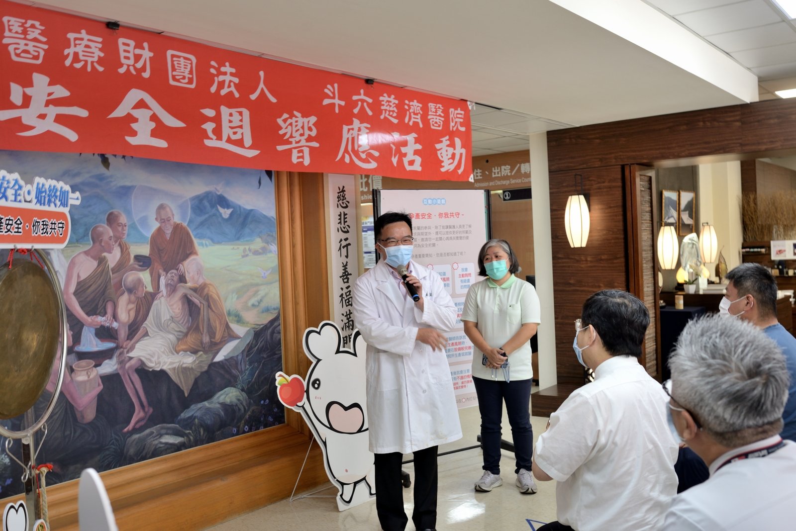 婦產部醫師謝明智指出,產後大出血是指在分娩後出血超過正常範圍;當自然產後出血超過500毫升或剖腹產後失血超過1000毫升,那就是產後大出血,需要及時的醫療處置,降低對媽媽造成的傷害。