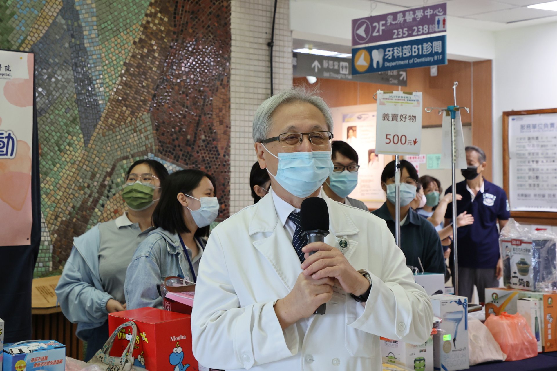 花蓮慈濟醫院響應世界安寧日，12日上午在醫院大廳舉辦，緩和醫學中心主任王英偉教授早上全院學術演講。
