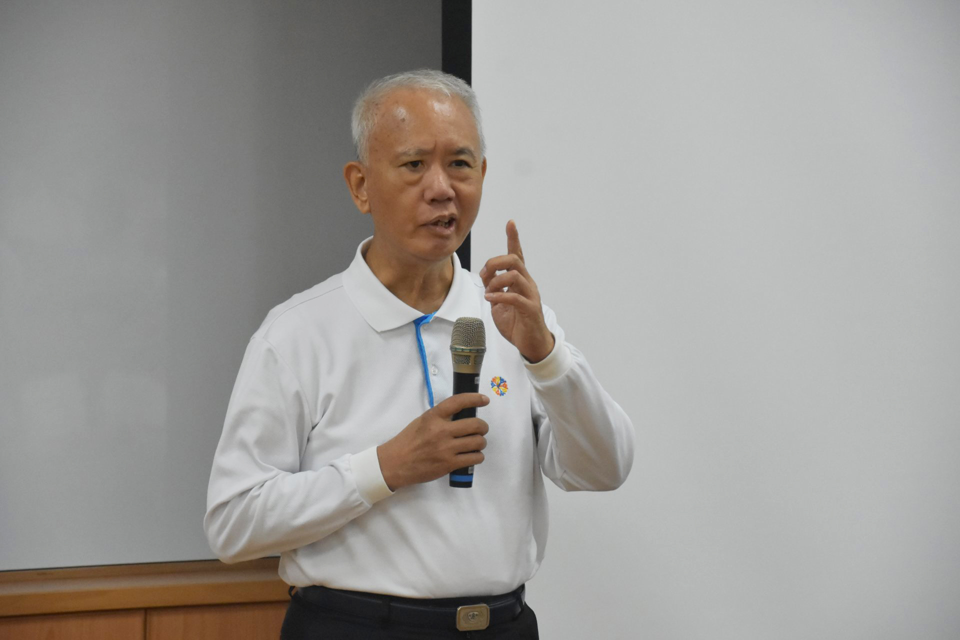 頂新和德文教基金會創辦人魏應充表示，以學校為載體，提供獎助學金，讓孩子無後顧之憂安心讀書。