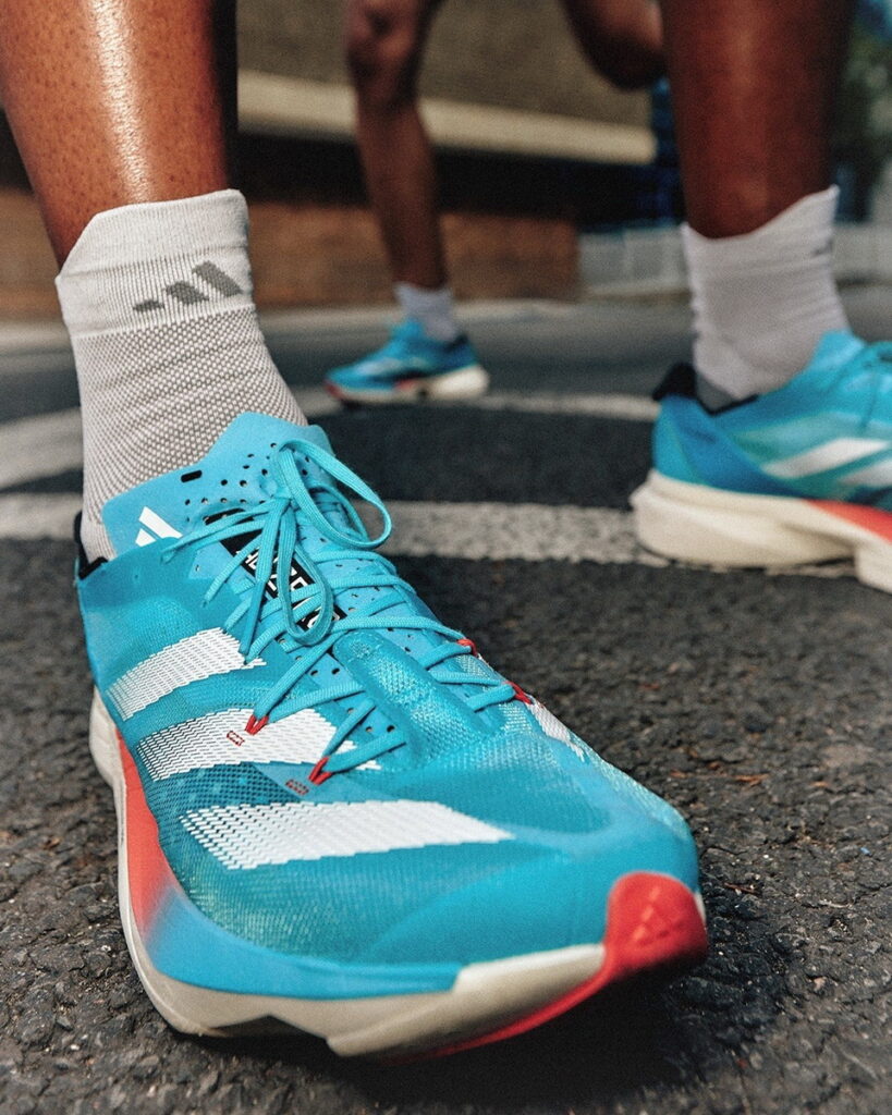 2023臺北馬指定系列的ADIZERO ADIOS PRO 3冠軍跑鞋以「電光藍」為主色調。